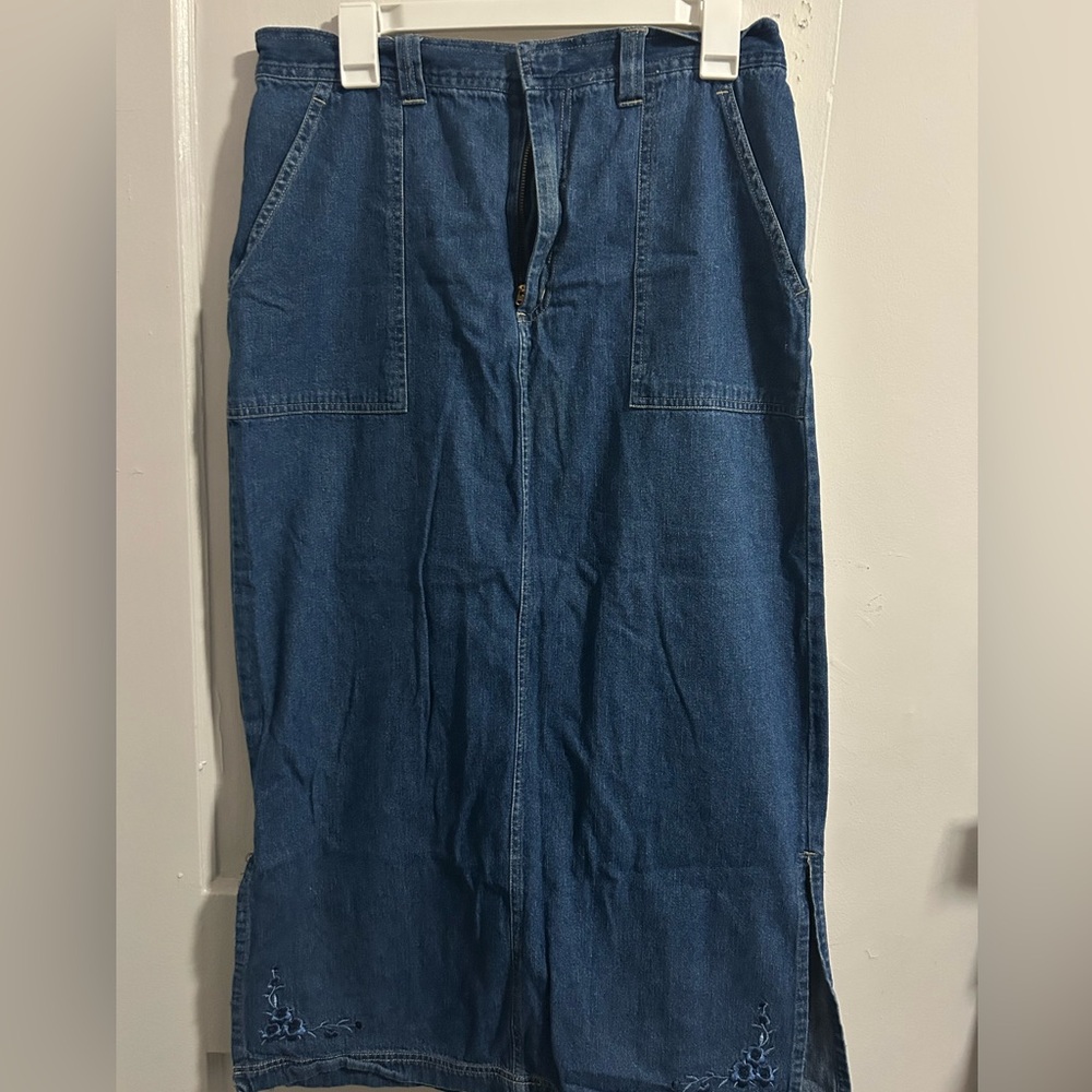 Chic Denim Skirt with Front Zip